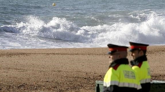 Dos agentes, en la playa de Lloret de Mar.