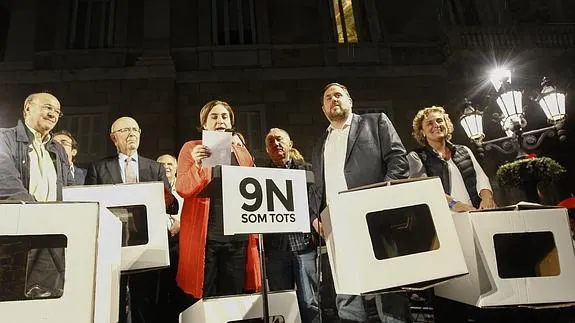 Ada Colau (i) , acompañada entre otros por el líder de ERC, Oriol Junqueras (d), lee esta tarde en la plaza Sant Jaume el manifiesto contra las querellas "antidemocráticas" contra Artur Mas, Joana Ortega e Irene Rigau.