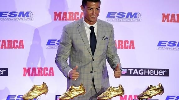 Cristiano Ronaldo posa con sus cuatro Botas de Oro. 