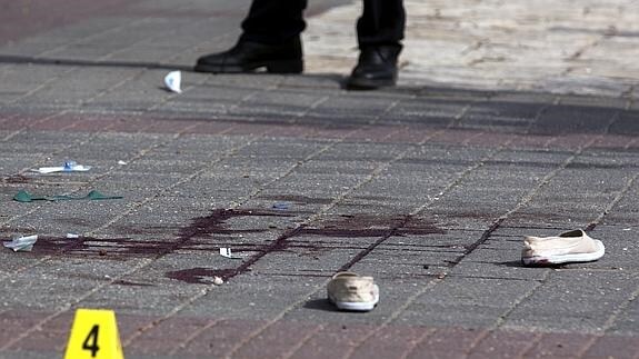 La policía israelí acordona el lugar donde una mujer palestina ha apuñalado a un guardia de fronteras cerca de Ammunition Hill.