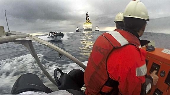 Una de las lanchas de Greenpeace, en la protesta contra las prospecciones petrolíferas.