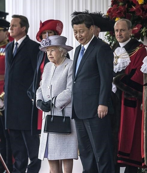 La reina Isabel II, junto a Xi Jinping. 