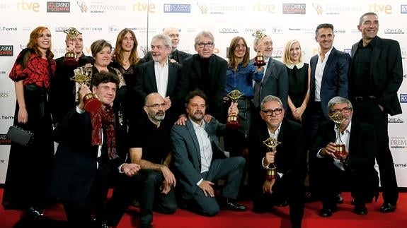 Miembros del equipo de la serie 'Isabel', posan con el galardones recibidos.