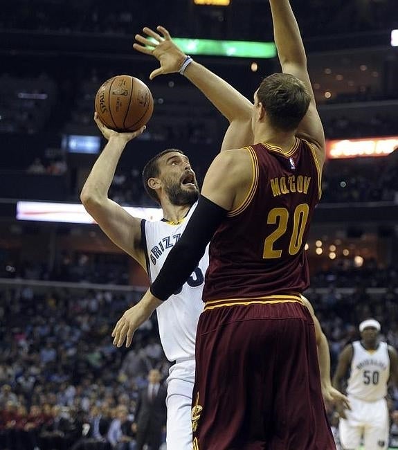 Marc Gasol tira por encima de Timofey Mozgov.