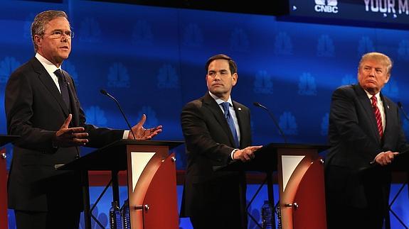 Jeb Bush (i), Marco Rubio (c) y Donald Trump durante el último debate de precandidatos republicanos.