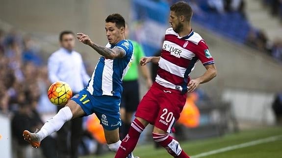 El centrocampista del Espanyol Hernán Asensio (i) y el centrocampista del Granada Rubén Pérez. 