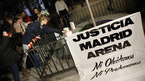 Allegados y amigos de las cinco víctimas mortales del Madrid Arena recuerdan a las jóvenes.