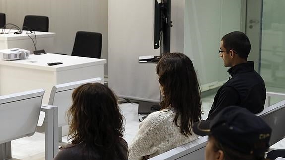 Iñigo Zapirain, Beatriz Etxebarria y Saioa Sánchez, en la Audiencia Nacional.