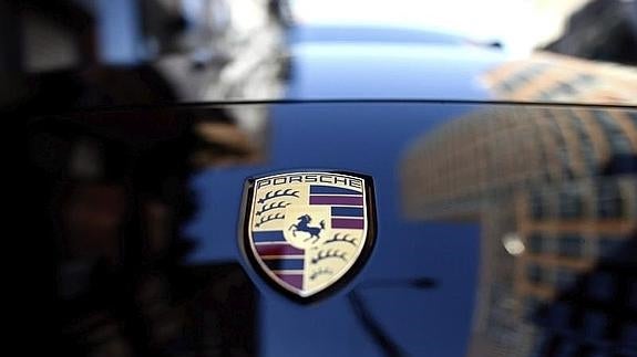 Vista del logotipo de Porsche en un modelo Cayenne de un concesionario de Nueva York. 