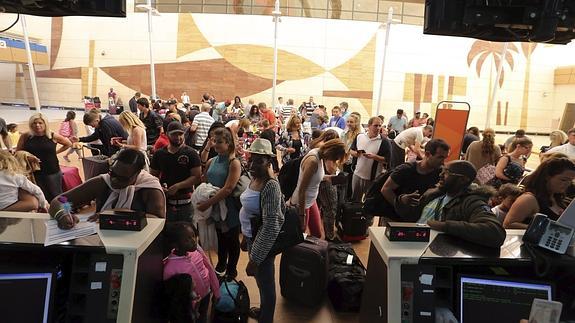 Turistas esperan en los mostradores de facturación en el aeropuerto de Sharm el-Sheij.