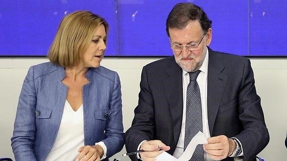 El presidente del Gobierno y del PP, Mariano Rajoy, junto a la secretaria general, María Dolores de Cospedal. 