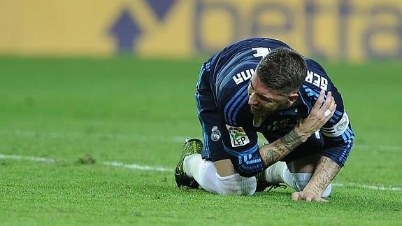 Sergio Ramos se duele tras su gol al Sevilla. 