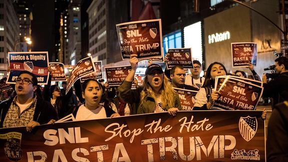 Activistas protestas por la presencia de Donald Trump en un programa de la NBC.