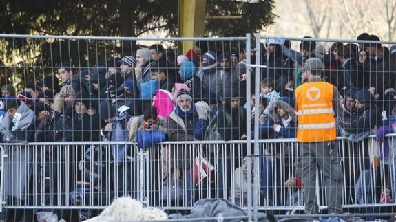 Refugiados esperan para cruzar la frontera entre Eslovenia y Austria. 