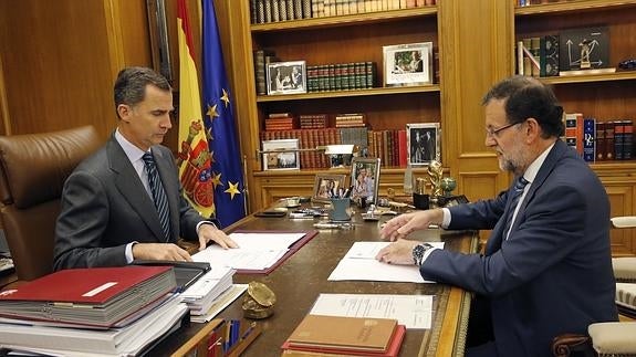 El Rey Felipe VI y el presidente del Gobierno, Mariano Rajoy (d).