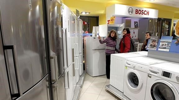 Dos clientas en una tienda de electrodomésticos.