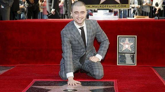 Daniel Radcliffe posa junto a su estrella en el Paseo de la Fama de Hollywood.