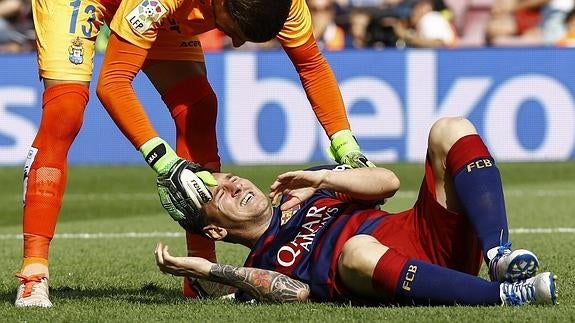 Messi, en el suelo durante un partido de Liga.