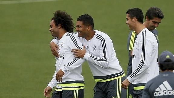 Marcelo, Casemiro y Cristiano, bromean en Valdebebas. 