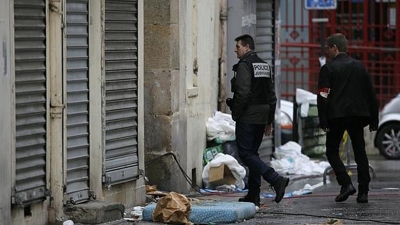 Agentes policiales llegan a un edificio en Saint-Denis.