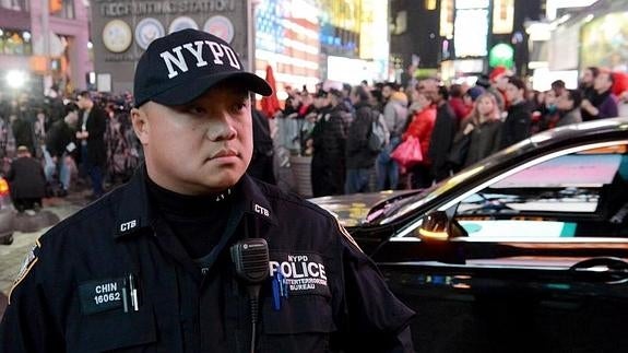 Un policía hace guardia en Times Square. 