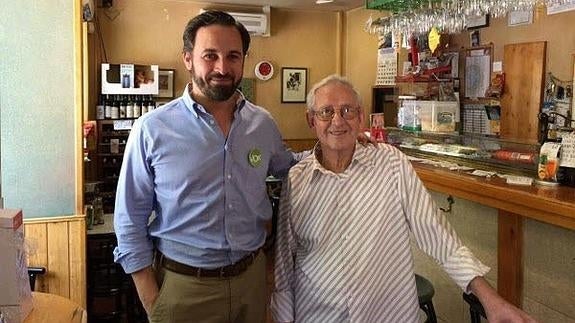 Salvador Monedero (d) posa con Santiago Abascal.