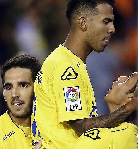 Los jugadores de Las Palmas celebran el tanto de Viera.