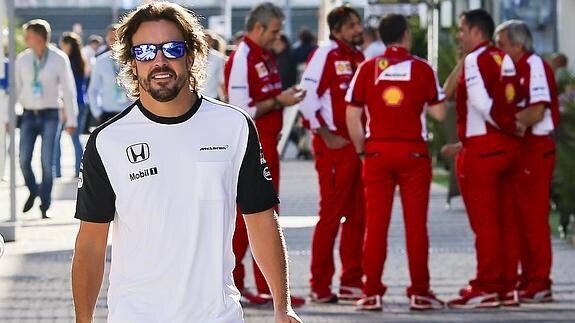 Fernando Alonso camina por un circuito. 