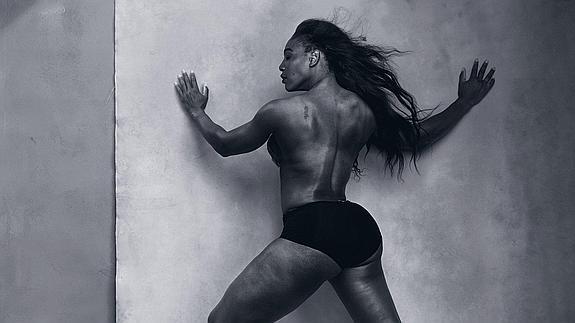 Fotografía de la tenista estadounidense Serena Williams incluida en el calendario Pirelli 2016.