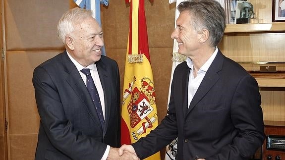 José Manuel García-Margallo entrega un obsequio a Mauricio Macri. 