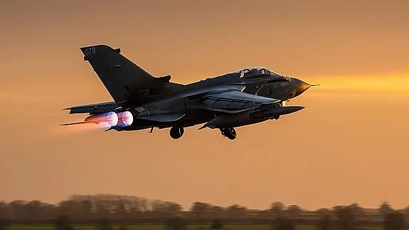 Avión Tornado GR4 despegando de la base aérea de la RAF en King's Lynn (Reino Unido).