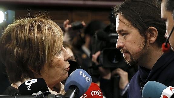 Celia Villalobos y Pablo Iglesias, ayer en el Congreso.