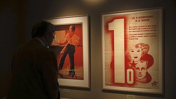 Un hombre observa un cuadro de la exposición 'Mujeres en vanguardia'.