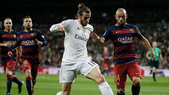 Gareth Bale (i) y Javier Maschearno, durante el Madrid-Barcelona. 