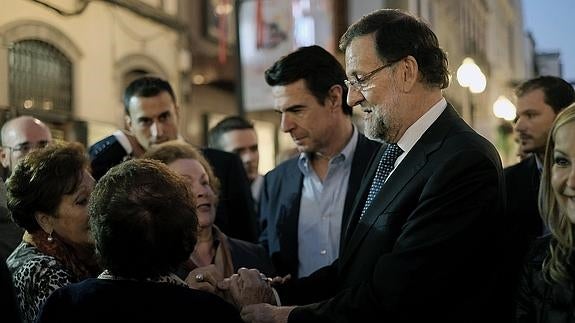 El presidente del Gobierno, Mariano Rajoy, junto al ministro de Industria y candidato del PP al Congreso por Las Palmas, José Manuel Soria.