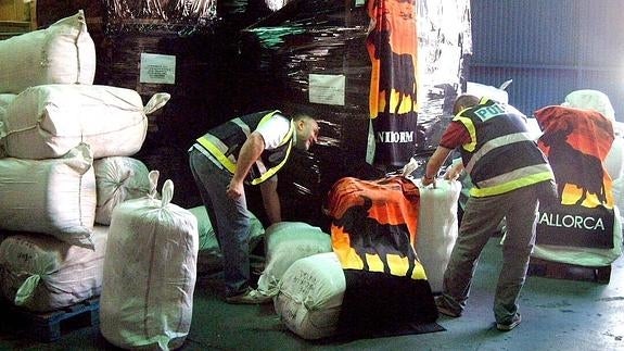 Agentes durante una operación contra una red de juguetes falsificados. 