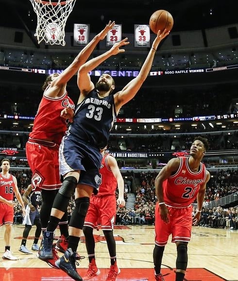 Marc Gasol intenta encestar. 