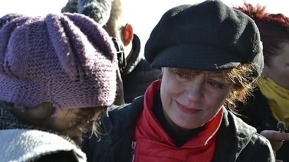 Susan Sarandon, con una niña refugiada. 