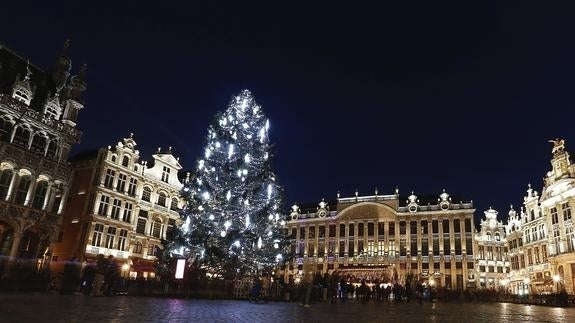 Vista del árbol de Navidad instalado en la Grand Place de Bruselas.