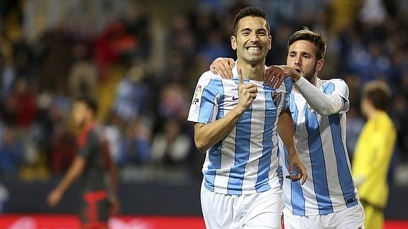 Charles (d) celebra su gol. 