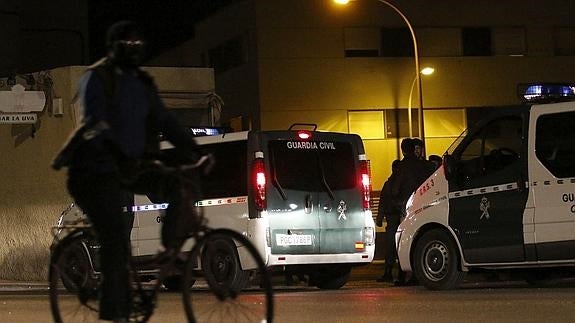 Efectivos de la Guardia Civil en Roquetas de Mar.