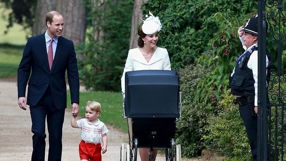 Los duques de Cambridge pasean con sus dos hijos. 