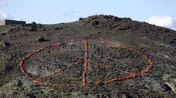 Símbolo de la paz construido con chalecos salvavidas en Lesbos.