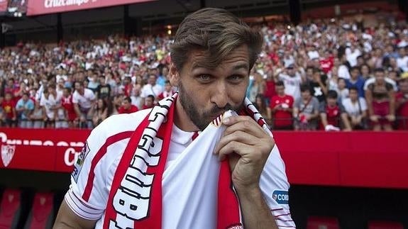 Fernando Llorente besa la camiseta del Sevilla. 