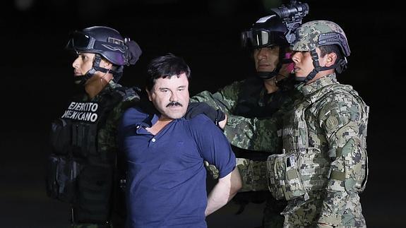 Efectivos de la Marina mexicana trasladan a 'El Chapo' Guzmán.