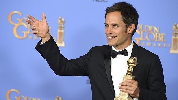 Gael García Bernal, con su Globo de Oro a mejor actor de comedia.