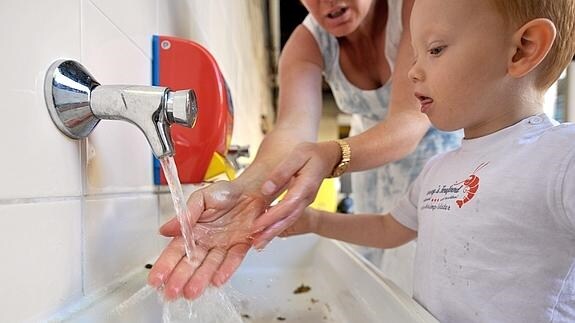 El precio del agua puede variar hasta cerca de 454 euros según la ciudad