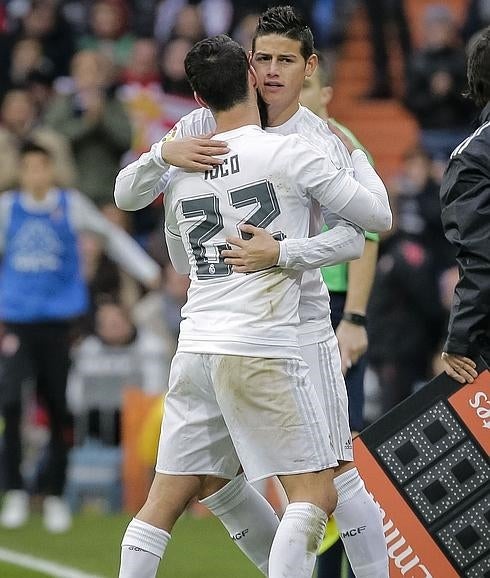 Isco abraza a James. 