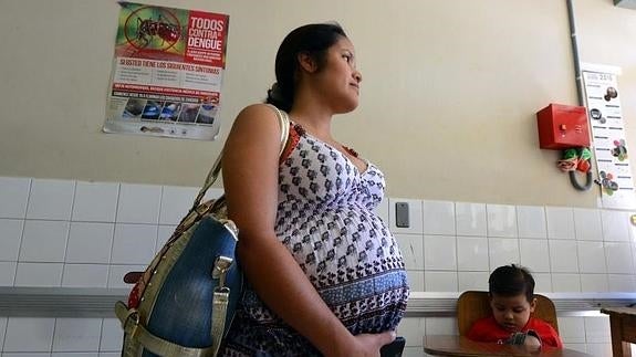 Una mujer embarazada, en un hospital. 