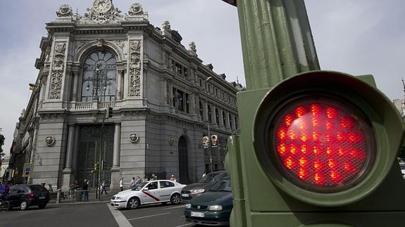 Semáforo en rojo en la madrileña plaza de Cibeles.